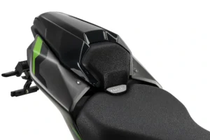 Kryty zadního sedla PUIG 22443N černý pro KAWASAKI Z 900 2025-2026, KAWASAKI Z 900 SE 2025-2026