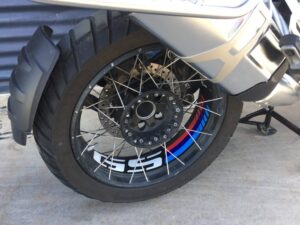 Linka na ráfek PUIG GS 20151N černý pro KTM Super Duke 1290 / R 2014-2022, BMW R 1250 GS Adventure 2018-2023