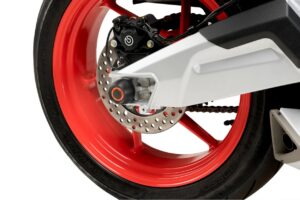 Pádové protektory do osy kola PUIG PHB19 20608N černý bez barevného krytu pro APRILIA RS 660 (Factory) 2021-2026, APRILIA Tuono 660 (Factory) 2021-2026