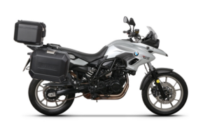 Kompletní sada bočních adventure brašen SHAD TERRA TR40 a  černého hliníkového 48L topcase, včetně montážní sady SHAD BMW F 650 GS/ F 700 GS/ F 800 GS