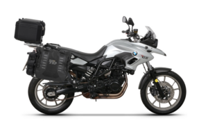 Kompletní sada bočních adventure brašen SHAD TERRA TR40 a  černého hliníkového 55L topcase, včetně montážní sady SHAD BMW F 650 GS / F 700 GS/ F 800 GS (2008 - 2018)