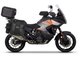 Kompletní sada bočních adventure brašen SHAD TERRA TR40 a  černého hliníkového 48L topcase, včetně montážní sady SHAD KTM Super Adventure 1290 (R, S)