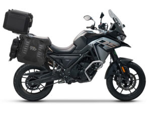 Kompletní sada bočních adventure brašen SHAD TERRA TR40 a  černého hliníkového 48L topcase, včetně montážní sady SHAD Voge 650DS / 650DSX