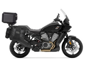 Kompletní sada bočních adventure brašen SHAD TERRA TR40 a černého hliníkového 37L topcase, včetně montážní sady SHAD Harley Davidson Pan America 1250