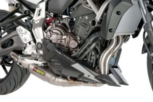 Spoiler motoru PUIG 7022C karbonový vzhled včetně samolepek pro YAMAHA MT-07 700 2014-2020, YAMAHA MT-07 Tracer / Tracer 700 2016-2019