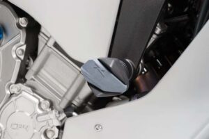 Pádové protektory rámu PUIG R12 7724N černý s šedou gumou pro YAMAHA YZF-R1 2015-2026, YAMAHA MT-10 1000 2016-2026