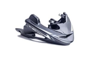 Spoiler motoru PUIG 8559C karbonový vzhled včetně samolepek pro SUZUKI SV 650 / S 2016-2026, SUZUKI DL 650 V-STROM 2004-2011