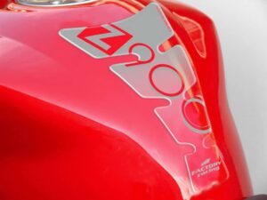 Tankpad PUIG SPIRIT 9307P stříbrná pro KAWASAKI Z 900 RS / RS SE 2018-2026